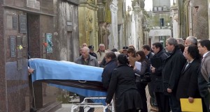 Fangio exhumed to decide civil lawsuit