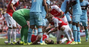 Olivier Giroud knocked out in Arsenal v West Ham